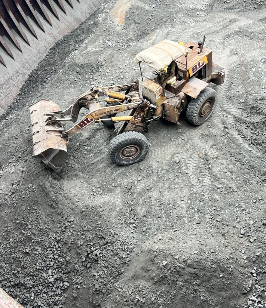 PAYLOADER IN HATCH FOR TABLE TRIMMING