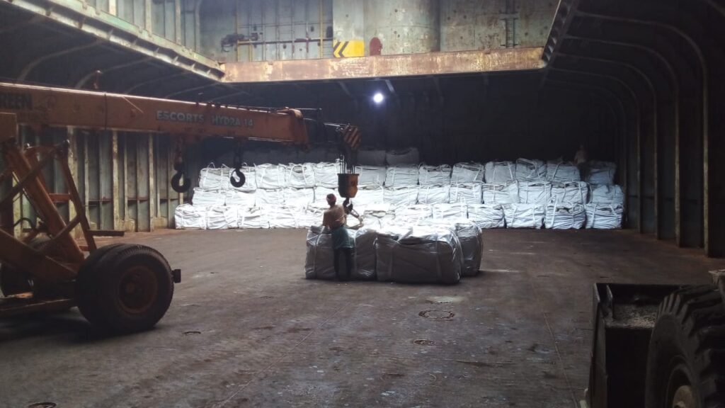 STACKING OF J BAGS IN THE VESSEL HATCH COMER