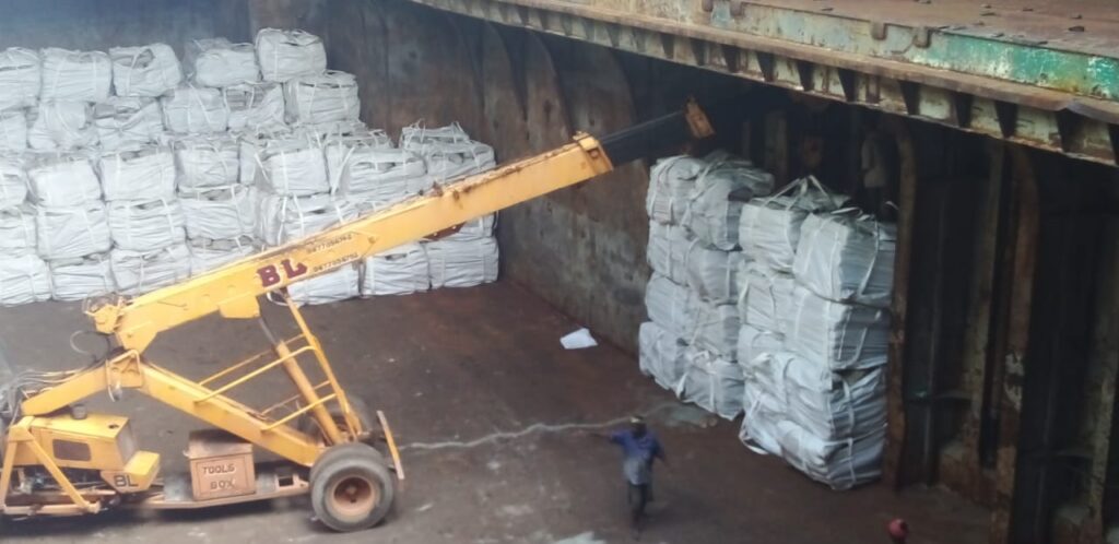 STACKING OF J BAGS IN THE VESSEL HATCH COMER 2 USINg escort
