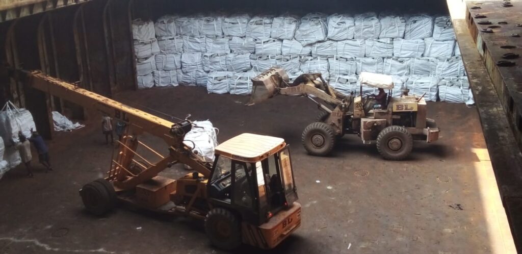 STACKING OF J BAGS IN THE VESSEL HATCH COMER 2 USINg escort & loader