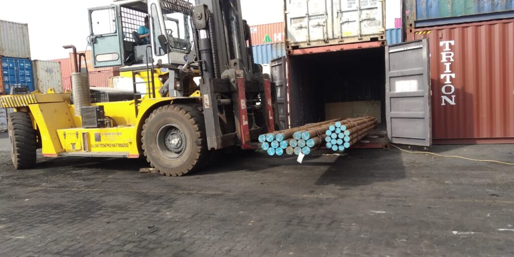 STEEL BILLETS STUFFING INTO CONTAINER